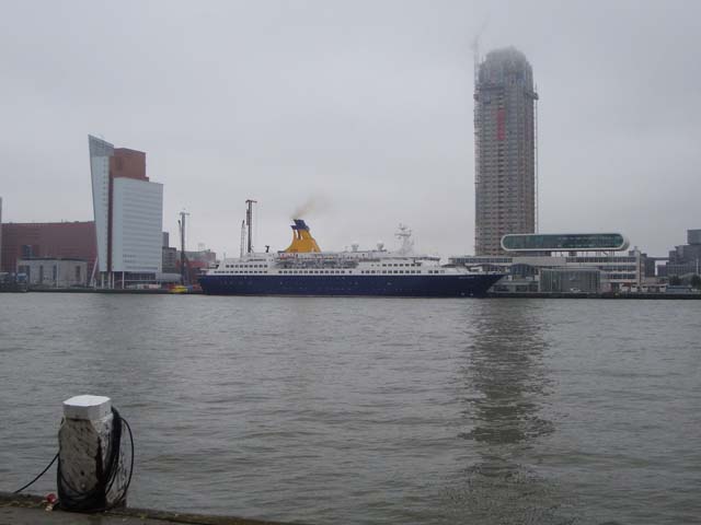 Cruiseschip ms Saga Pearl II aan de Cruise Terminal Rotterdam